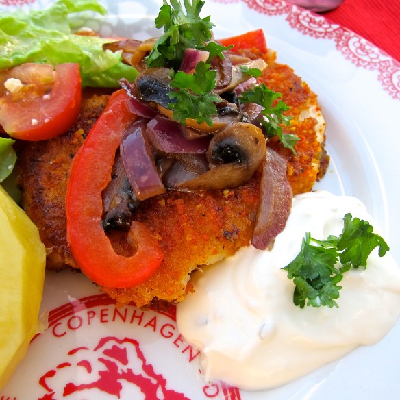 Steiktur fiskur með grænmeti og sýrðum rjóma með graslauk