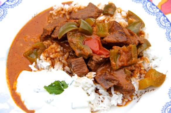 Indverskur nautakjötspottréttur með raita jógúrtsósu