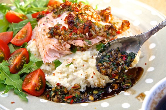 Lax með pecanhnetusalsa, blómkálsmús með chili og sojasmjörsósa