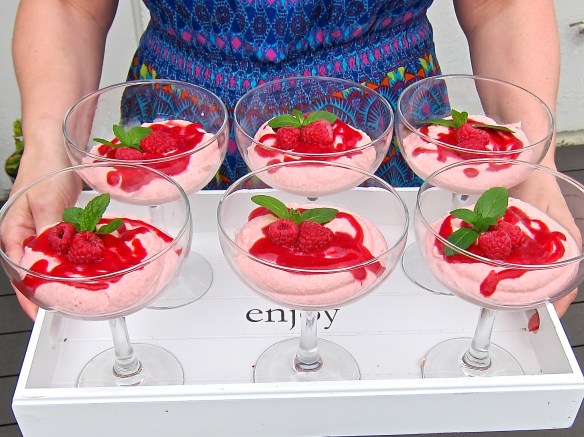 Hvitt súkklaðifrauð með hindberjasósu