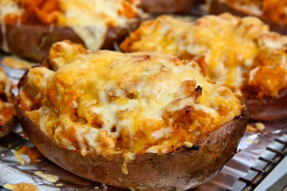Kjúklinga- og ostafylltar sætar kartöflur með karrí og kókos