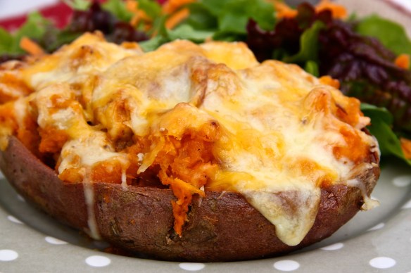 Kjúklinga- og ostafylltar sætar kartöflur með karrí og kókos