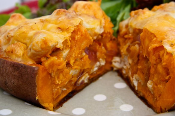 Kjúklinga- og ostafylltar sætar kartöflur með karrí og kókos