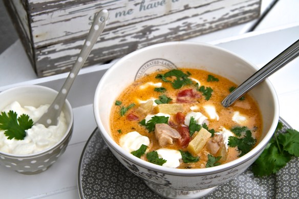 Kjúklingasúpa með karrí, eplum og ananas