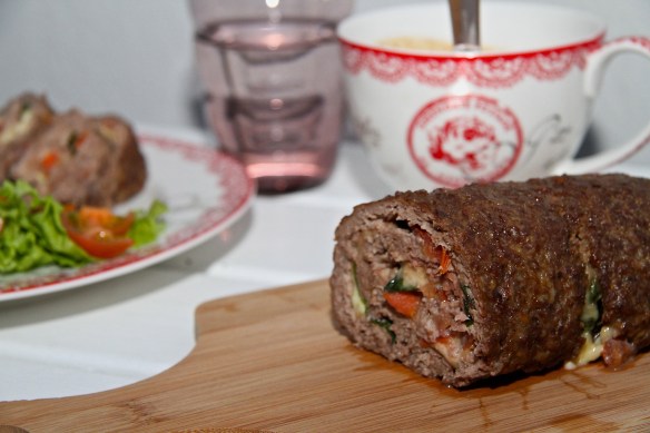 Nautahakksrúlla með mozzarella, tómötum og basiliku