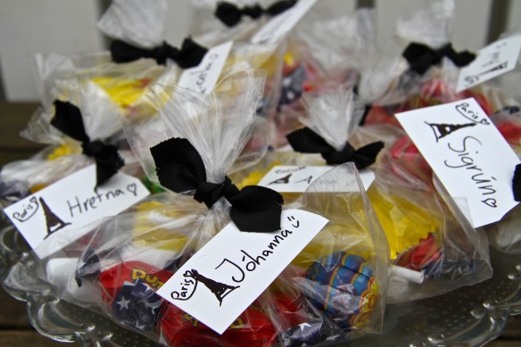 Afmælisbarnið útbjó sjálf þessa fínu Parísar-nammipoka handa hverjum og einum gesti.