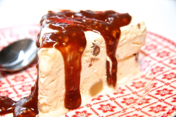 Vanilluís með marsípani og Daim súkkulaði